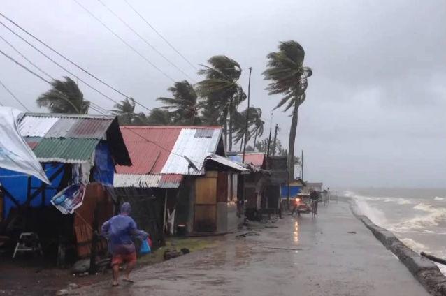 Peste 80.000 de filipinezi evacuaţi din cauza uraganului Rammasun