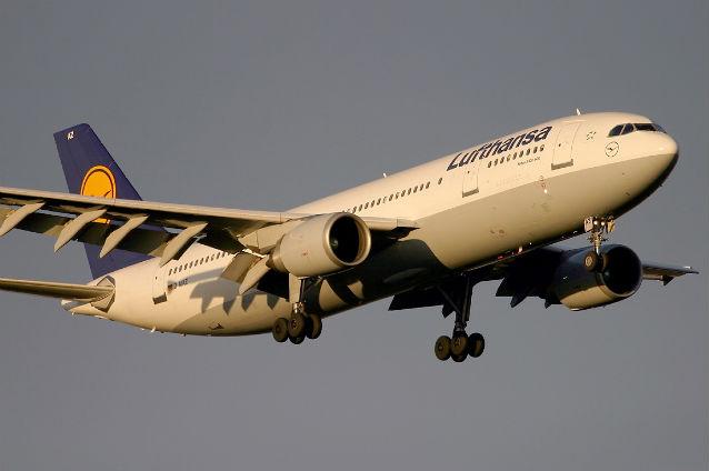 Lufthansa a decis să evite spaţiul aerian din estul Ucrainei, după prăbuşirea avionului malaezian
