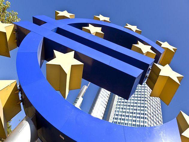 Euro în scădere pe fondul îngrijorărilor cu privire la situaţia din Ucraina