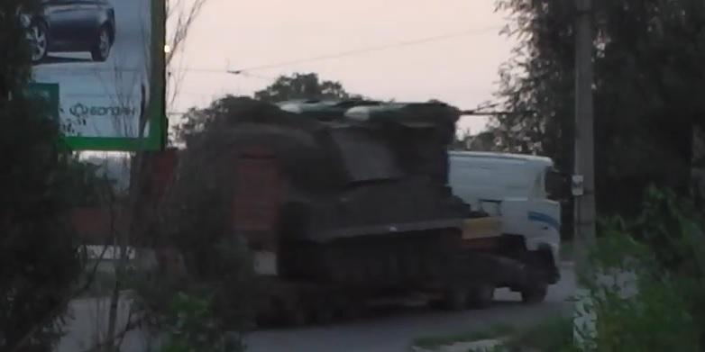 Sistemul de rachete BUK-M1, cu care ar fi fost doborât avionul malaezian, filmat în timp ce este mutat de rebeli în Rusia (VIDEO)