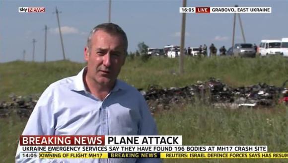 GAFĂ INCREDIBILĂ! În ce ipostază este filmat un reporter Sky News, în locul unde s-a prăbuşit avionul Malaysia Airlines (VIDEO)