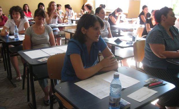 Şi dascălii copiază! Două profesoare, date afară de la examenul de titularizare