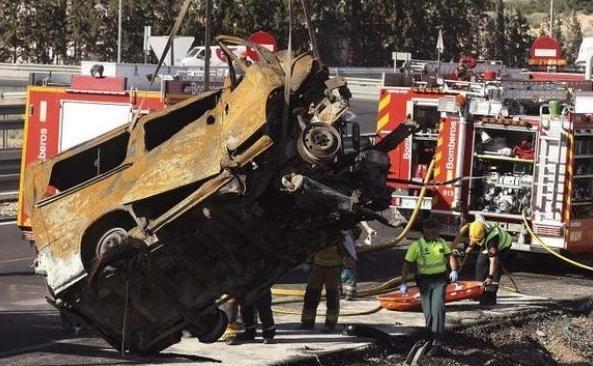 TRAGEDIE în Spania: Opt români au murit, după ce microbuzul în care se aflau s-a ciocnit cu un TIR, în provincia Alicante