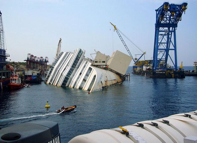 Ultima călătorie. Urmăriţi în direct ranfluarea vasului de croazieră Costa Concordia, naufragiat în Italia (VIDEO)