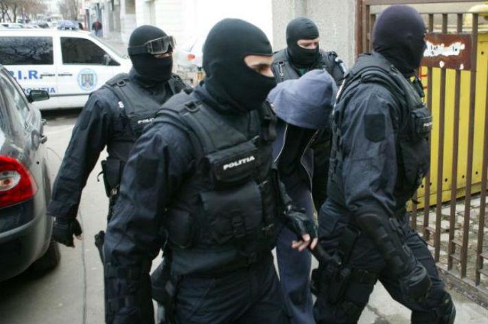 Percheziţii la membrii unei grupări infracţionale care a prejudiciat statul cu 6.000.000 de euro