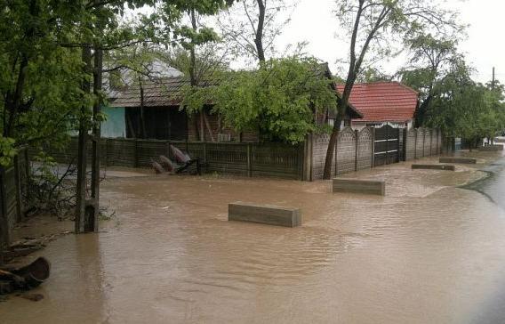 Ploile torenţiale au făcut ravagii în mai multe zone din ţară: Zeci de case, inundate în Galaţi, Dâmboviţa, Arad şi Bacău