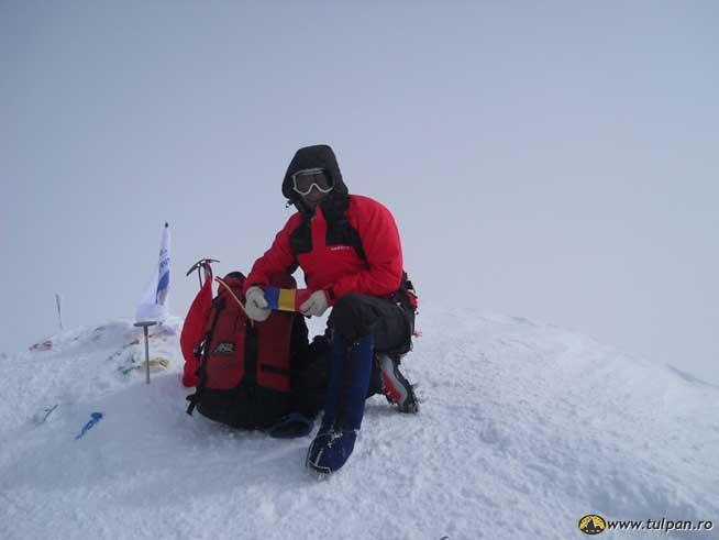 Exclusiv. Primul român care a ajuns pe Everest l-a întâlnit pe primul pământean ce a cucerit vârful Everest