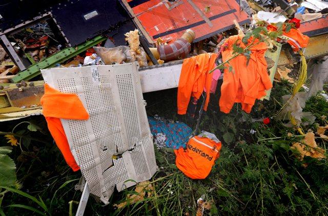 TRAGEDIA MH17: O bucată din fuselajul avionului şi mai multe corpuri neînsufleţite, descoperite într-o zonă împădurită, în Ucraina