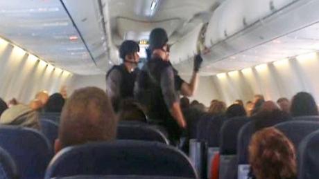 Panică la bordul unui avion canadian, cu 189 de pasageri. Un bărbat a ameninţat că aruncă în aer aeronava