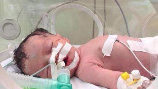 Fâşia Gaza: Bebeluş născut la zece minute după moartea mamei sale, simbol al rezistenţei palestiniene