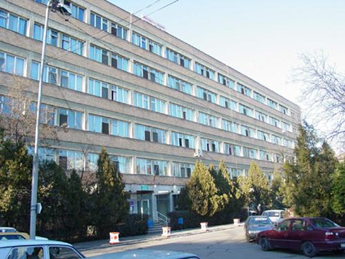 Un bărbat s-a aruncat în cap de la etajul doi al Spitalului Clinic Judeţean Arad