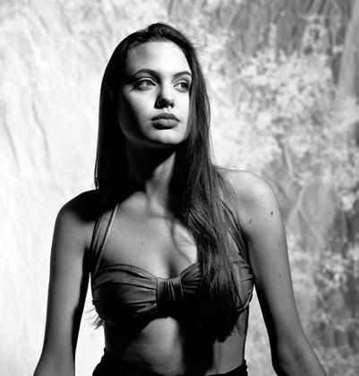 Cum și-au pierdut vedetele virginitatea? Angelina Jolie: „De emoție, nu simțeam nimic. Am luat un cuțit și l-am tăiat, el m-a tăiat înapoi”