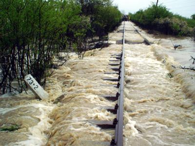 Infotrafic: Drumuri națonale blocate, tren deraiat din cauza inundațiilor