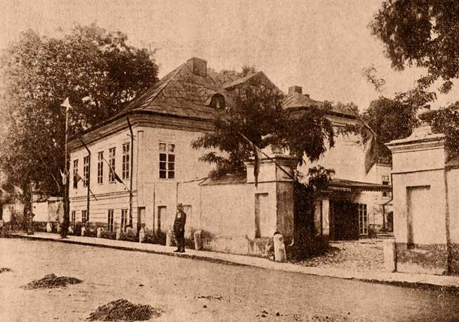 Bucureşti 555, Casa cu lanţuri, primul muzeu al Capitalei. O sală cu “vechituri” pe Calea Victoriei