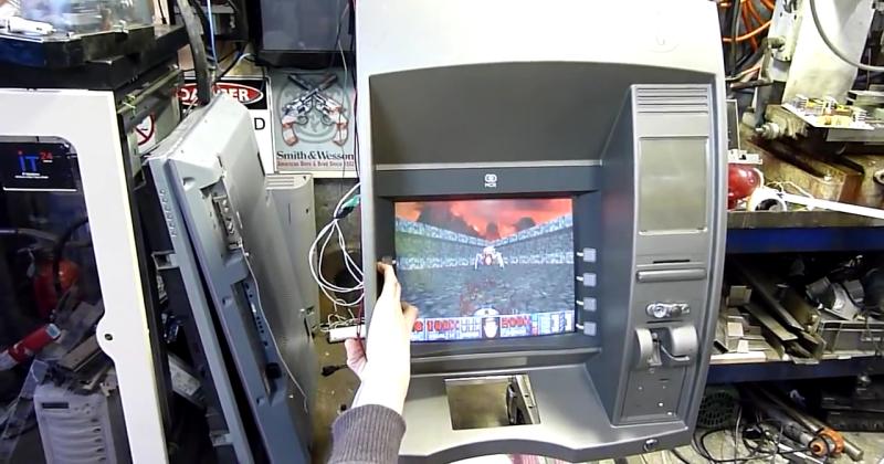 Cum doi hackeri s-au jucat DOOM pe un ATM bancar! (VIDEO)