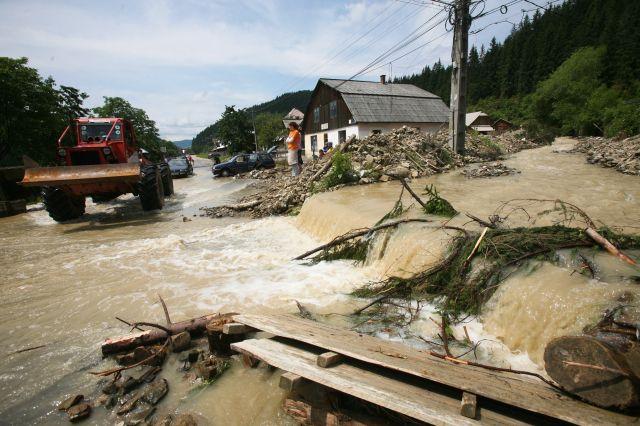 COD ROŞU de inundaţii în Timiş, în bazinele Moraviţa şi Bârzava, până la 21:00. Informaţii de ultimă oră din zonele calamitate