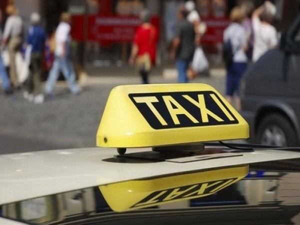 Propunerea unui consilier din Botoşani naşte controverse. &quot;Taximetriştii să poarte o ţinută decentă în timpul serviciului!&quot;