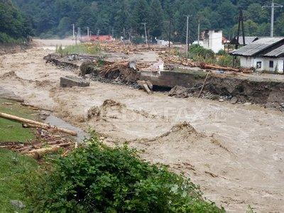 COD ROŞU de inundaţii pe râurile Bârzava, Moraviţa şi Caraş, până sâmbătă după-amiază