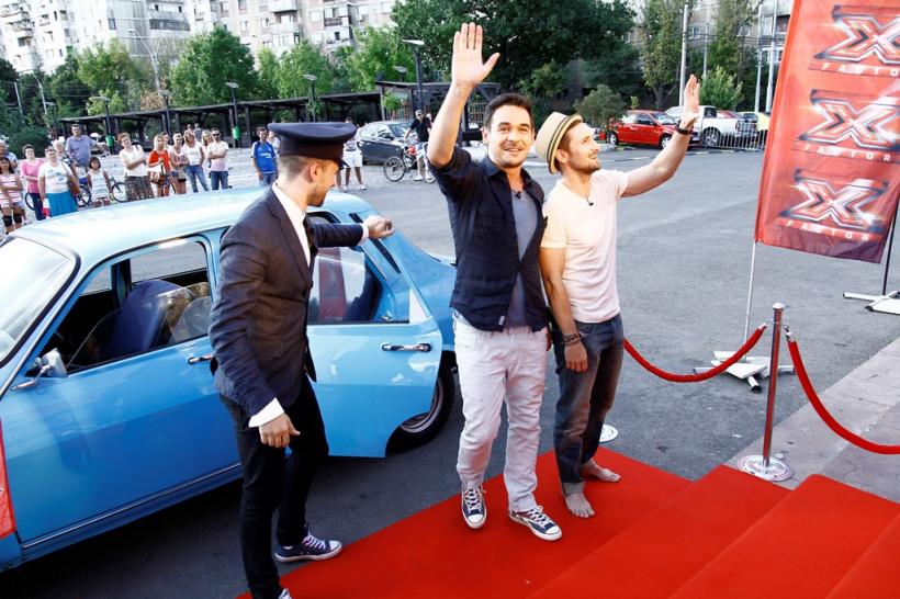 Prezentatorii X Factor Răzvan şi Dani şi-au luat şofer VIP