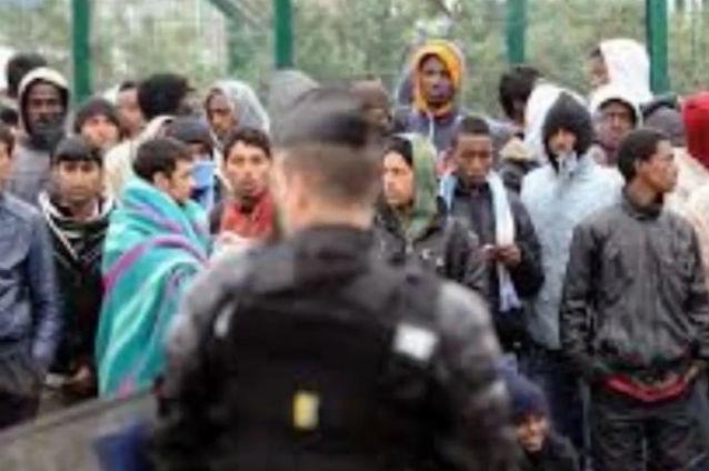 50 de răniţi în ciocnirile dintre emigranţii africani care trăiesc în taberele din portul francez Calais