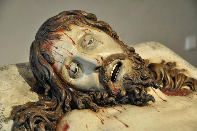 Dinţi de om descoperiţi într-o sculptură din secolul XVIII reprezentându-l pe Iisus