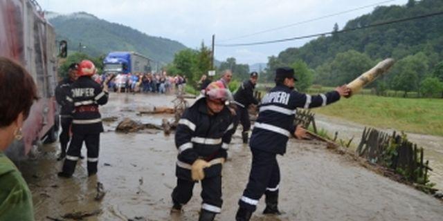 Circulaţie blocată pe DN 73, între Piteşti şi Braşov, din cauza aluviunilor ajunse pe carosabil