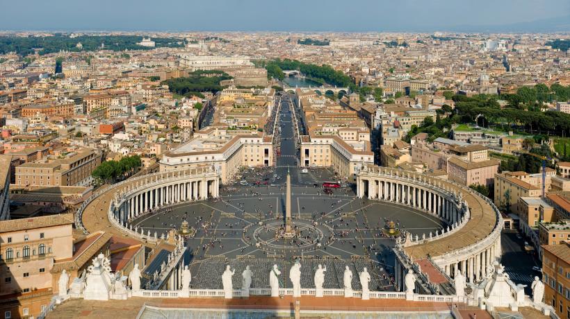 Ce se află pe cele 50 de km de rafturi ale Vaticanului 