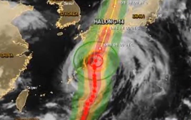 ALERTĂ ROȘIE în Japonia, din cauza taifunului Halong: Sute de zboruri anulate, zeci de mii de oameni evacuați (VIDEO)