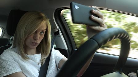 Îngrijorător: Unul din patru şoferi români şi-a făcut deja selfie la volan, în timp ce conducea 