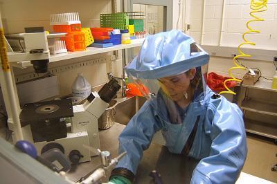 Prof.dr. Streinu Cercel: În proporţie de 99% se INFIRMĂ posibilitatea unei infecţii cu Ebola în România