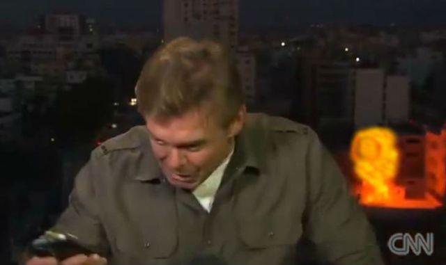 O rachetă EXPLODEAZĂ în apropierea echipei CNN, în Gaza. Reacţia FABULOASĂ a unui jurnalist în momentul bombardamentului (VIDEO)