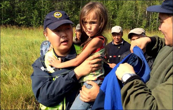 Printr-un miracol, o fetiţă dispărută de 11 zile în taigaua siberiană a fost găsită, cu ajutorul căţeluşului ei 