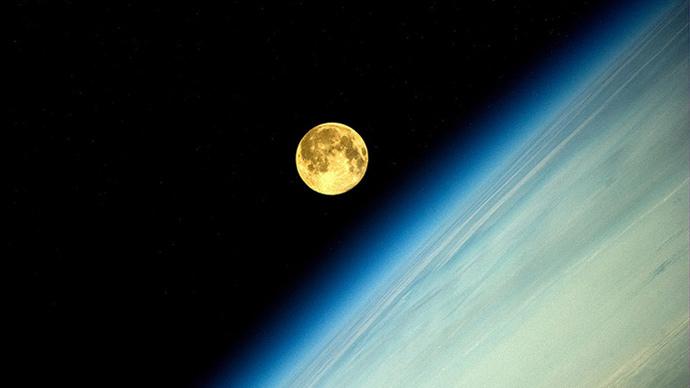 SUPERLUNA, văzută de pe Staţia Spaţială Internaţională! Imagini spectaculoase, postate de un cosmonaut rus