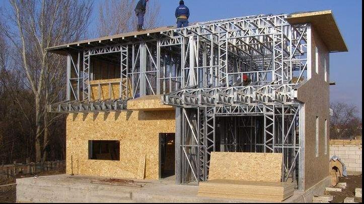 Îţi poţi ridica o casă nouă cu doar 300 de euro pe mp. Cât durează construcţia unei locuinţe pe structură metalică 