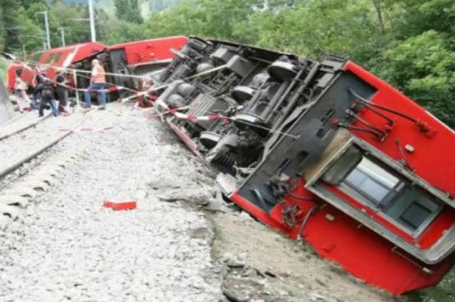 Un tren a deraiat în Elveţia, în urma unei alunecări de teren