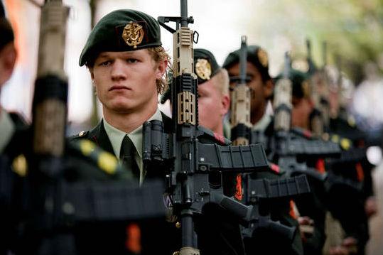 Olanda va lua în considerare posibilitatea de a contribui la înarmarea kurzilor şi a trupelor irakiene