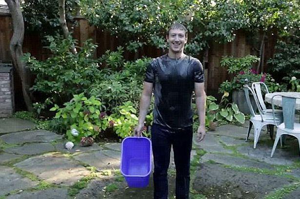 VIDEO. Zuckerberg îi dă leapşa lui Bill Gates: 24 de ore pentru a vărsa pe cap o găleată cu apă şi gheaţă!