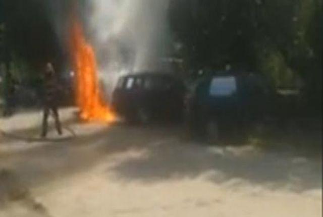 Maşină în flăcări lângă Mânăstirea Tismana. Şoferul a parcat, din greşeală, pe cărbunii rămaşi de la un grătar