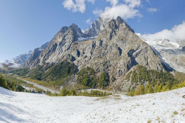 Doi alpinişti şi ghidul lor au fost găsiţi morţi duminică în masivul Mont Blanc