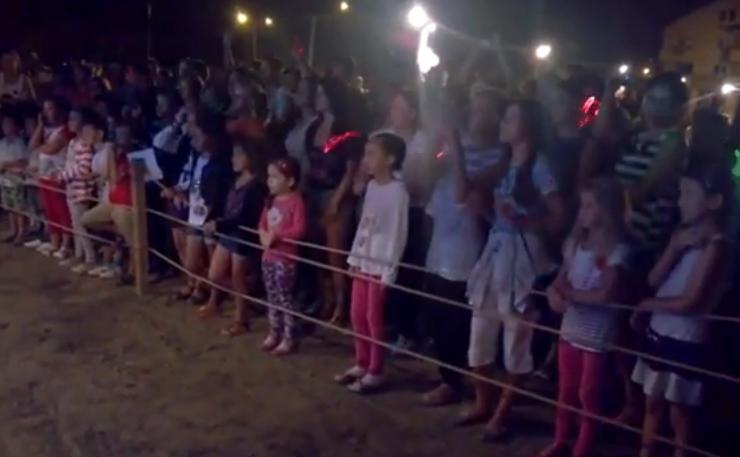 Imaginile din România care au provocat ISTERIE în presa internaţională! Ce s-a întâmplat pe scena unui festival, în faţa a zecii de copii (VIDEO)