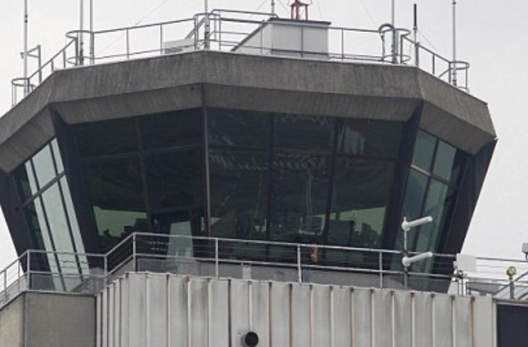 HALUCINANT! Ce făceau controlorii de zbor în turnul de control în momentul în care un avion de pasageri urma să aterizeze (VIDEO)  