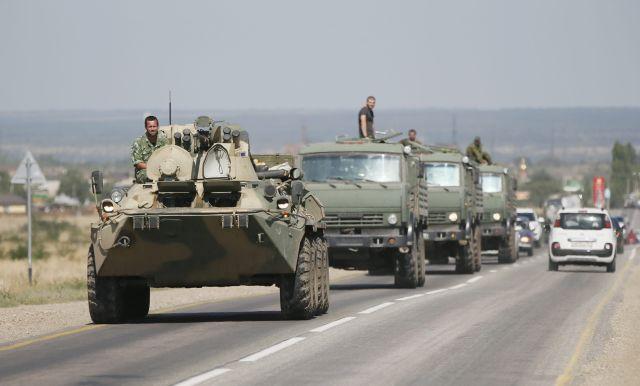 Blindate ruseşti în estul Ucrainei. Convoiul militar de 1,5 kilometri ar fi ajuns în centrul Luganskului