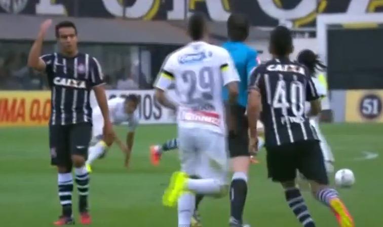 Un jucător de la Corinthians LOVEŞTE arbitrul în timpul unui meci din Campionatul Braziliei (VIDEO)