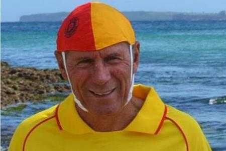 A înotat aproape 13 ore. Un australian de 70 de ani, cel mai vârstnic înotător care a traversat Canalul Mânecii