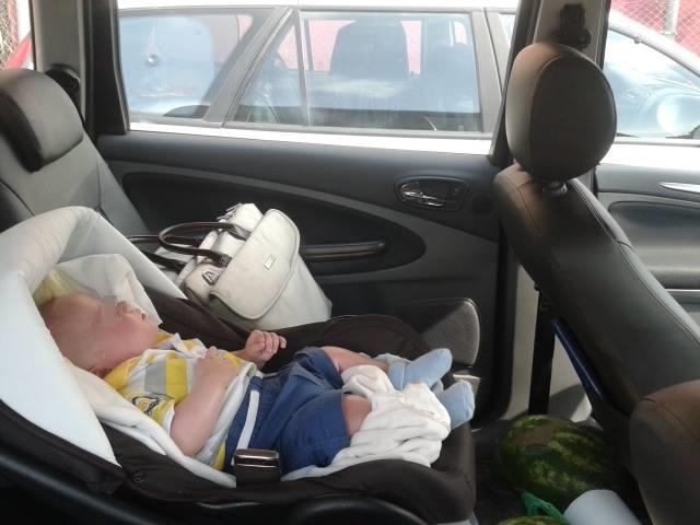 Bebeluş abandonat în maşină, pentru ca părinţii să poată vizita Salina Turda!