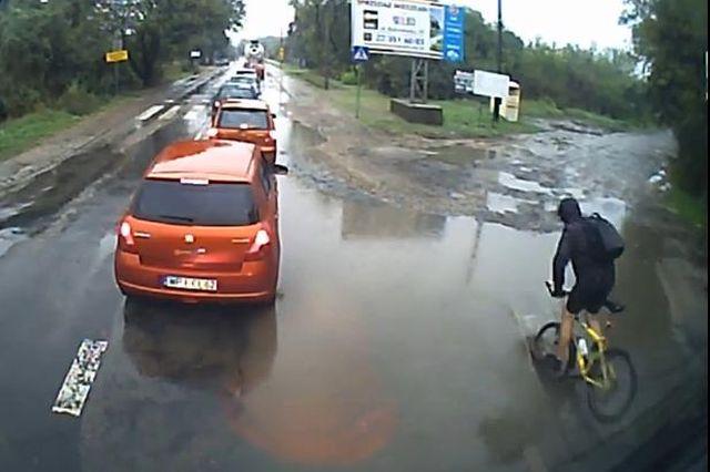 CASCADORII RÂSULUI! Cea mai ghinionistă zi pentru un biciclist din Polonia. Un milion de oameni au văzut asta