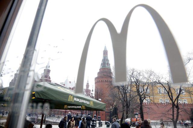 Moscova se luptă cu McDonald's. Lanţul fast-food are 440 de restaurante în Rusia