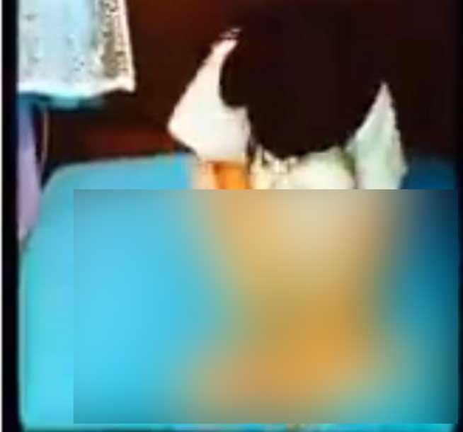VIDEO. Fetiţă de nici 10 ani îşi DECAPITEAZĂ păpuşa şi urlă Allah Akbar!