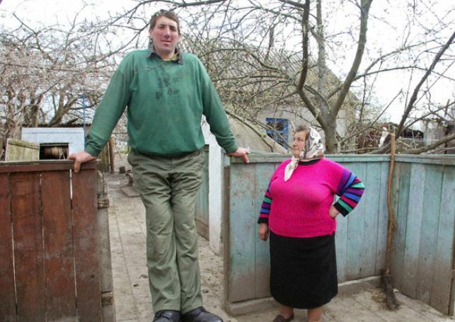 A murit cel mai înalt om de pe planetă. Ucraineanul de 44 ani măsura 2,53 metri şi cântărea 200 de kilograme (VIDEO)