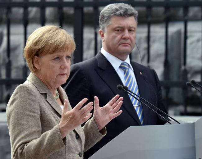  Ce a discutat, la telefon, Poroşenko cu Angela Merkel